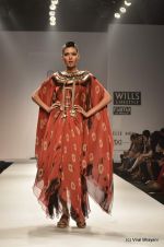 Model walk the ramp for Malini Ramani Show at Wills Lifestyle India Fashion Week 2012 day 4 on 9th Oct 2012 (88).JPG